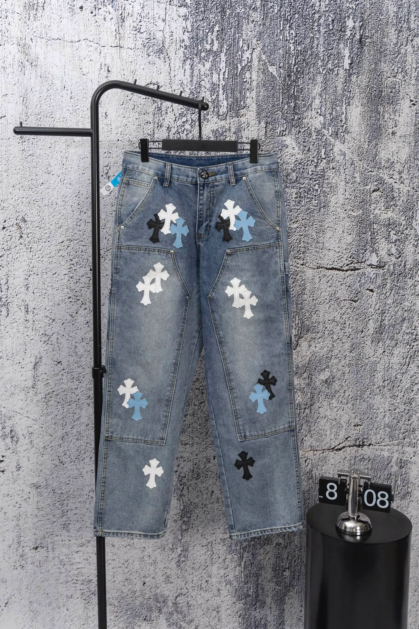 P270 CH Chromehearts Prince's same style white cross patchwork leather work jeans and logging pants. The counter price is 34W level. It is decorated with patchwork cross flowers and washed jeans! ! An absolutely high-end luxury product, a 1.9W-level god-level single product, a super popular product, made by top heavy industry, a magic weapon that cannot be missed! [About Zangyin] This is an extremely luxurious fashion brand that can also be called the aristocracy of the high street. It has always been an exclusive brand for some hipsters or rich second generations. Compared with ordinary high streets, it is more luxurious and noble. Compared with luxury brands, it is more fashionable and individual. It has always been a brand that I have a special liking for. [Top heavy industry fashion design] Consistently high-street luxury style. Speaking of this style, the Zangyin family and GU family are definitely the leading representative brands. Especially the Zangyin family has really achieved a state-of-the-art effect in creating high-street style. The unique washed material is used to create this style. The color system is already quite eye-catching. After it is decorated with patchwork cross flowers, it cleverly highlights the charm of the brand. Secondly, this style uses classic The high-waist cutting design highlights the long legs and fashionable temperament of the upper body. The brand is highly recognizable and the slim fit configuration is more suitable for daily wear. It is a product that interprets personality, fashion, and specifications at a glance. This single product is enough to make any fan excited. It can be a white T-shirt for a youthful college style, or a tight suspender for a royal style. It has strong matching ability and can be easily controlled by men.  [Materials and craftsmanship] Needless to say, this point goes without saying. As an excellent craftsman brand, Zangyin’s requirements for details and craftsmanship are really perfect. The washed color of this model has gone through so many processes, not to mention the embellishment of denim appliques. It is also purely hand-made and sewn. Just like what they believe in, only hand-made things have soul and have the meaning of wear. A top-notch heavy-duty fashionable denim item, I look forward to your perfect interpretation! !  Color: blue Size: 28-36